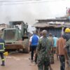 N’Zérékoré : l’incendie du grand marché difficile à maîtriser, les autorités mobilisent un tracteur