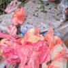 Plastiques à usage unique : à Lambanyi, les vendeuses de feuilles s’interrogent sur les alternatives 